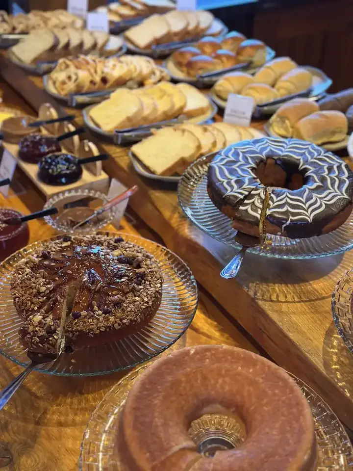 Mesa completa do café da manhã colonial da Pousada Maple Monte Verde