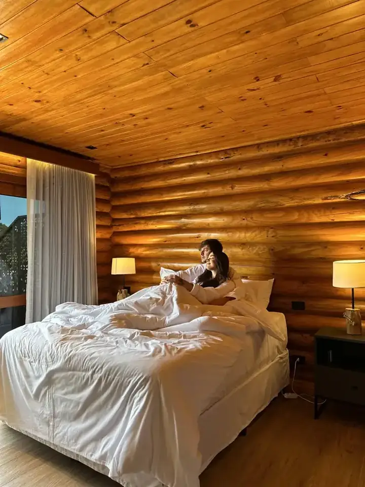 Casal hospedado em suíte Log Home da Pousada Maple Monte Verde