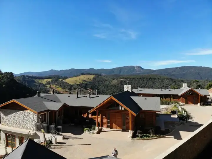 Vista aérea de drone da Pousada Maple Monte Verde em meio à mata da Serra da Mantiqueira